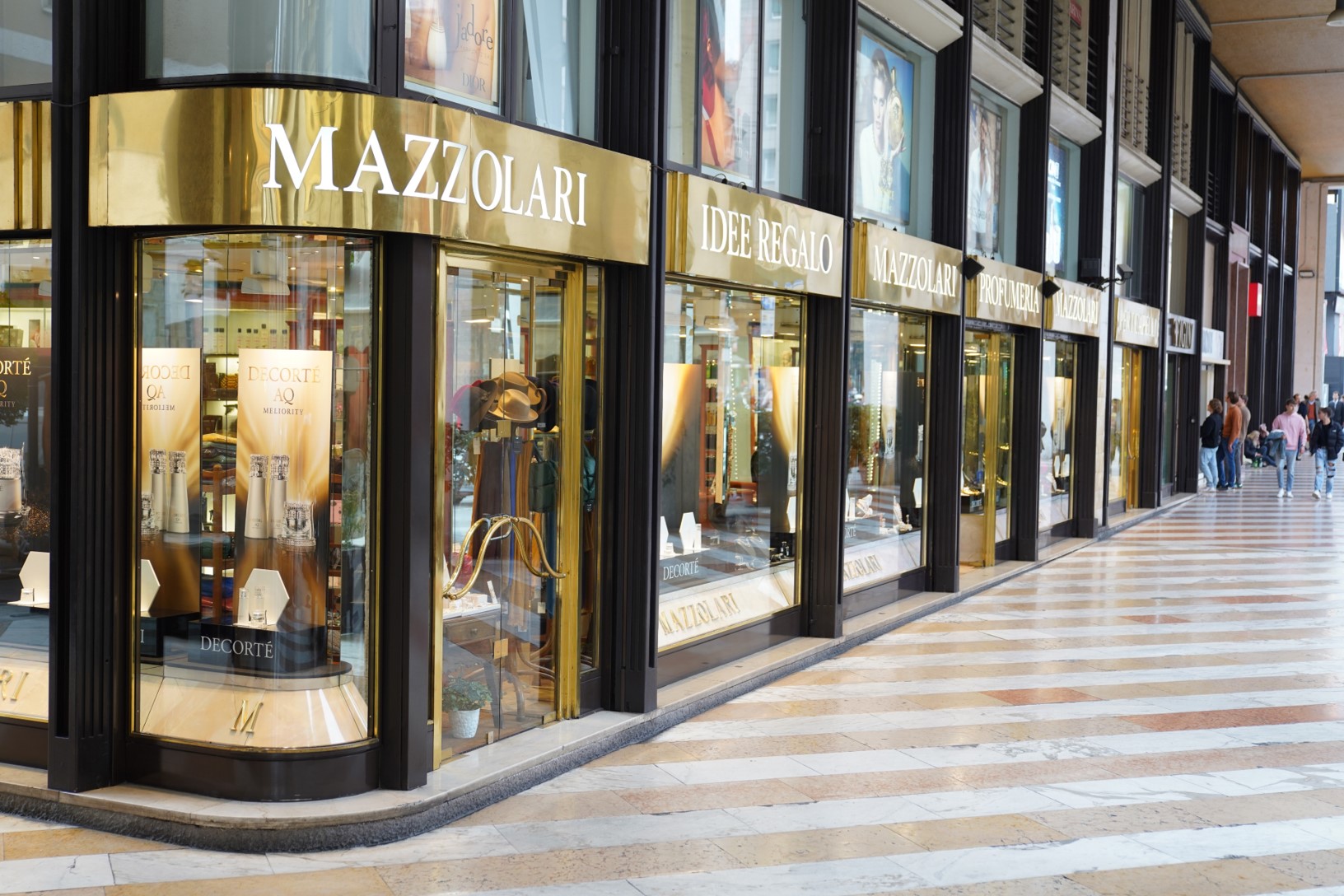 DSPECIAL DECORTÉ WINDOWS AT MAZZOLARI STORES